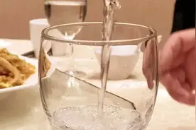 节假日，请远离丑陋的酒桌文化和无效的聚会！视频封面