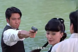 女人：姑娘在河边洗脚，被路过的富少一眼相中，直接掏枪要带回家视频封面