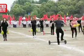 高校男老师自创动感舞蹈嗨翻运动会 网友：心都被抖出来了视频封面