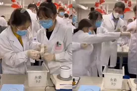 高校女生用老鼠做实验，硬头皮操作发出尖叫！网友：老鼠瑟瑟发抖视频封面