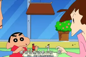 《蜡笔小新》：爸爸妈妈和小新一起玩，用纸相扑比赛视频封面