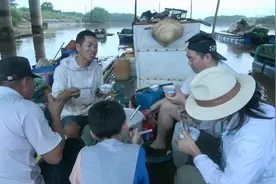 现抓现煮的海货真是鲜甜，小池带着朋友们直接在船上开吃，太美味视频封面
