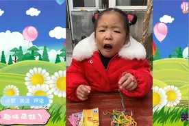 小朋友看看萌娃吃的糖好奇怪视频封面
