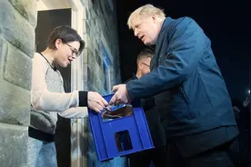为拉选票拼了！英首相当起搬运工 给选民上门送牛奶视频封面