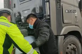 货车行驶高速途中没油，交警开车送油上门！视频封面
