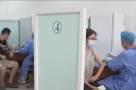 接种新冠病毒疫苗出现手臂酸痛？医生：完全无须担心！视频封面