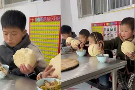 爸爸晒4个儿子吃饭景象，馒头比脸大个个胃口超好：这是啥家庭啊