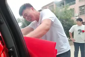 新娘坐上婚车准备离开 哥哥弟弟双双哭成泪人视频封面