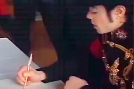 迈克尔杰克逊各种温馨签名瞬间，字体像他的音乐舞蹈一样优美华丽视频封面