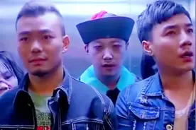 电梯明明没人，男子却说满人了，真是太搞笑了！视频封面