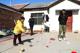 农村父子在院子里玩套圈游戏，小欧套路爸爸，让爸爸亏的一塌糊涂视频封面