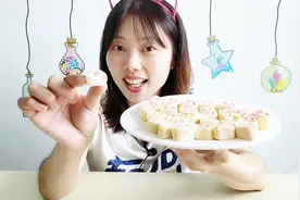 美食拆箱，小姐姐吃趣味“微笑表情棉花糖”，软糯香甜好味道