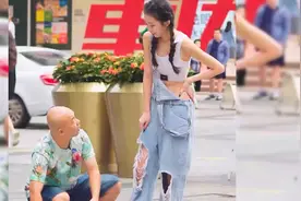 街上看到性感美女裤子太破了，光头大哥要给她补好，闹出大笑话视频封面