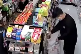 河南两男子带麻袋到无人超市偷东西 被发现后踹门逃走视频封面