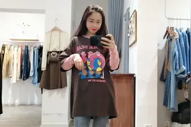 撞色T恤随性又时髦，搭配牛仔裤这种穿法适合日常和小长假游玩视频封面