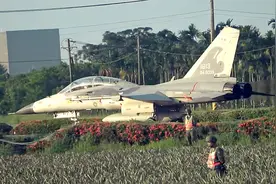 实拍：台湾空军模拟机场被炸毁后公路起降 最强的战机都来了！视频封面