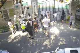 哭笑不得！上海奶奶开学第一天把孙子送错幼儿园视频封面