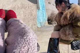 40岁潮妈和19岁土狗女儿！妈妈光腿神器加皮靴，女儿穿搭网友沉默视频封面
