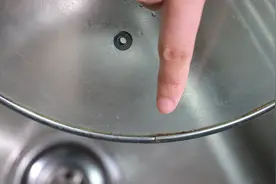 锅盖缝隙很脏又洗不到，简单清洁方法，5分钟缝隙洗得洁净无比