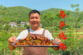 农村版“莴笋烧鸭”，地里现拔莴笋，香辣过瘾，下饭真爽视频封面