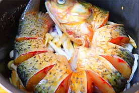 将一整条鱼放进电饭锅，第一次见这种做法，鱼肉鲜嫩入味，真香视频封面