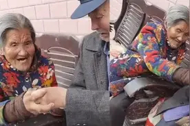 陕西一86岁爷爷看望90岁姐姐，临走时塞钱被拒 ：不要不要！我有视频封面