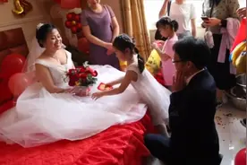湖南一姑娘出嫁，新郎正在求婚，新娘好漂亮，好开心视频封面