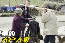 农村老人腊肉挂满楼，一次就卖几百斤，邻居直夸是村里的大户人家视频封面