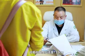 父母的身高对孩子影响大吗？除了先天，后天也很重要，看完有底了视频封面