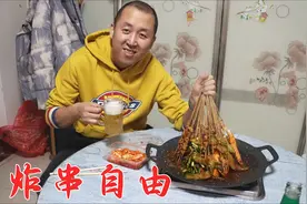 一个人吃夜宵，自制家庭版炸串，浇上秘制酱料，配上啤酒吃得开心视频封面