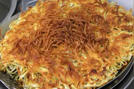 正宗河南老式炒面条，生面条直接上锅炒，焦香酥脆，饭店很难吃到视频封面
