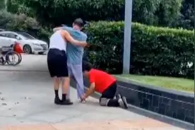 老母亲双膝跪地帮儿子复健 儿子走一步她跪着挪一步……视频封面