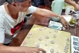 孙浩宇大师踢馆被大爷鄙视：我是象棋世家的传人，一定赢臭棋篓子视频封面