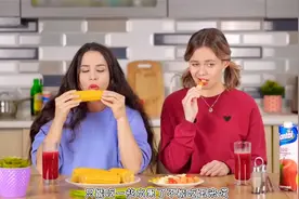 搞笑外国人：牙套妹的无奈，眼看着别人吃大餐，自己只能吃水果