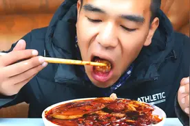 宴席掌勺20年的大爷，教给小伙做蒸肘子的秘诀，这味道太解馋了视频封面