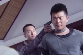 小伙卧底身份暴露，不料竟爆出了梅姐，黑老大才饶了一命视频封面