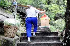 黄山挑夫上山要4个多小时，景区内有缆车却不用，你知道原因吗视频封面