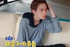 李权哲清晨素颜暴击，灰色条纹卫衣配黑色运动裤，绝了视频封面