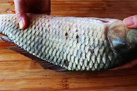 洪洋教你巧去鱼鳞，做鱼时多加这一步，鱼鲜香味美，一点腥味没有视频封面