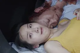 女孩被人贩子装进后备箱，途中联合大叔脱险，人贩子发现痛下狠手视频封面