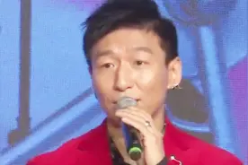 陈羽凡现身某婚礼现场当证婚人，一头红发行为高调，这是复出了吗视频封面