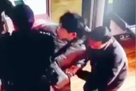 监拍：江苏淮安一法院内发生惊险一幕 男子持四把刀硬闯法院视频封面