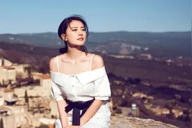 女神高圆圆裸穿衬衣露大腿引无限遐想 你没看过的男友第一视角视频封面