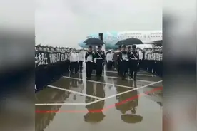 群众纷纷走上街头在雨中迎接2名洱海坠机烈士回家视频封面