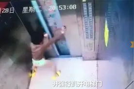 男孩电梯内蹦跳奔跑，电梯骤停被关后崩溃大哭，猛踹电梯门视频封面
