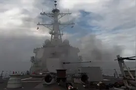 美国海军驱逐舰在西太平洋开火，舰员操控重机枪对海射击视频封面