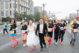 超浪漫！情侣穿婚纱西服携手跑马拉松，跑完后当场求婚“撒狗粮”视频封面