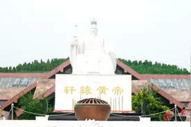 传说黄帝一生下来，就显得异常的神灵，生下没多久，便能说话