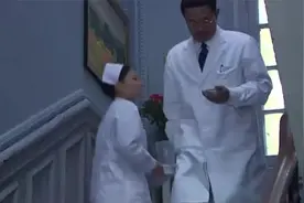洋鬼子见色起意，女特工一记夺命剪刀脚，直接命丧当场视频封面