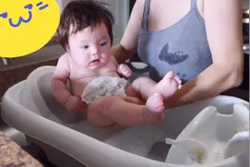 宝妈用萌宝肉嘟嘟的屁股试水温，小宝一激灵的样子，太可爱了视频封面